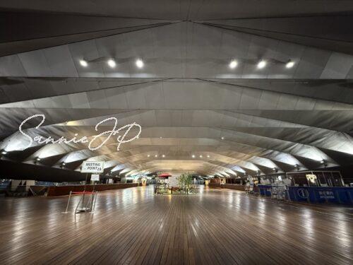 夜の大さん橋のターミナル待合室