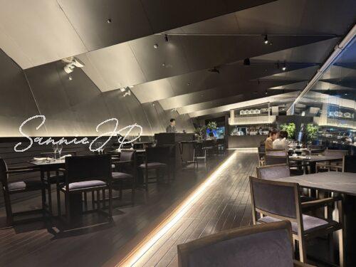 夜景が見えるSUBZEROのテーブル席と上品なセッティング