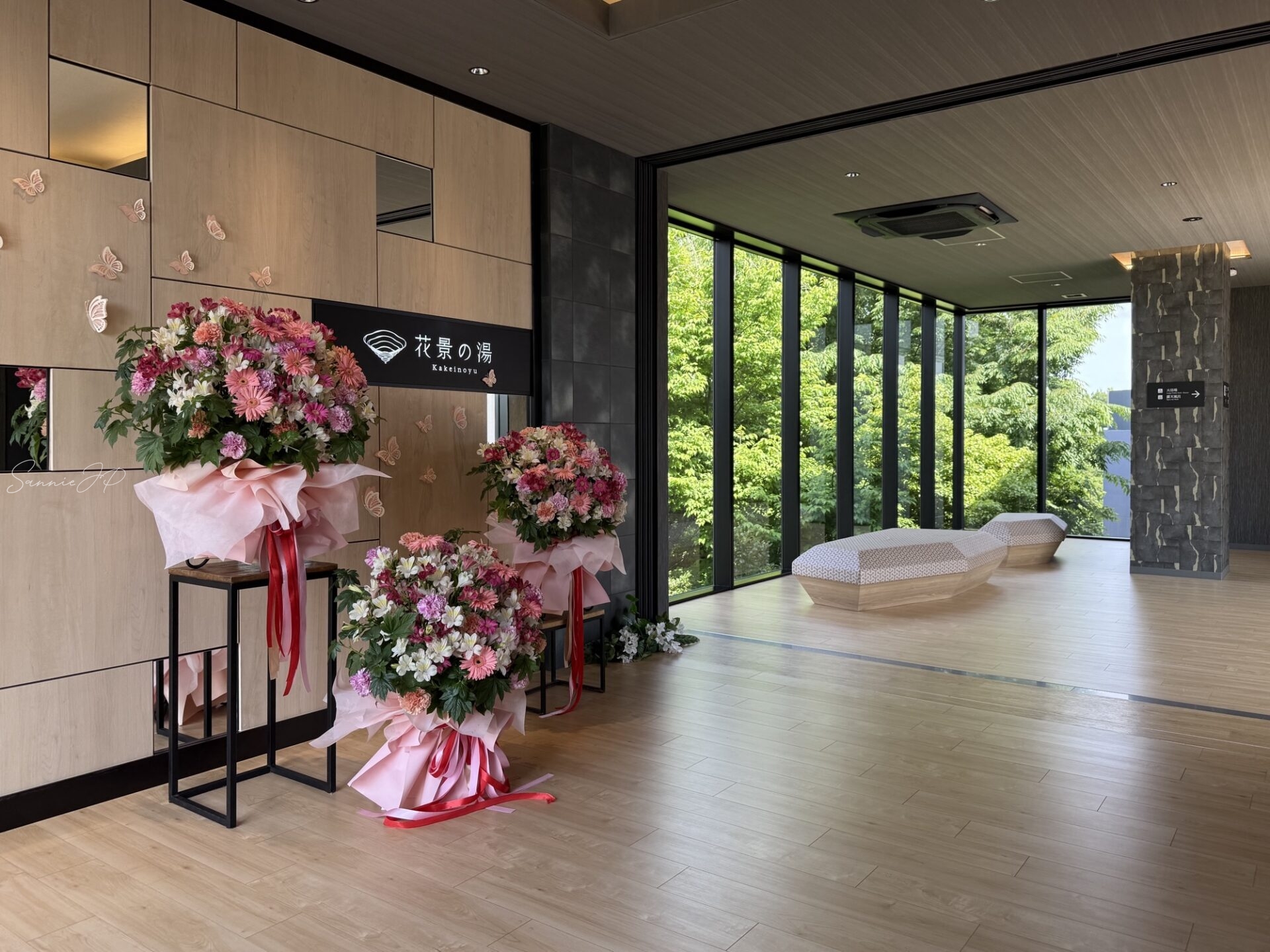 平日昼に訪れた花景の湯の店内入口、落ち着いた雰囲気が伝わる様子