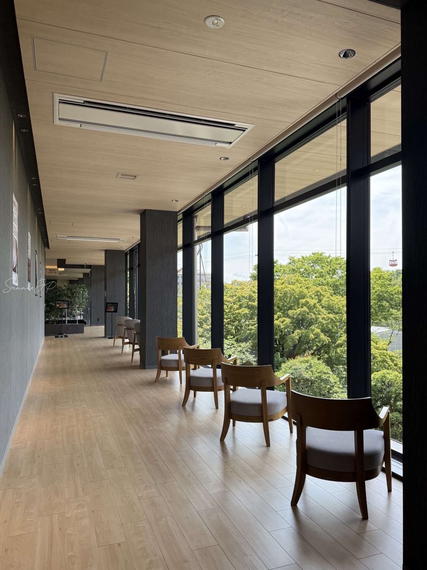 花景の湯の窓沿いを歩く静かな廊下、平日午後のゆったりした空気感