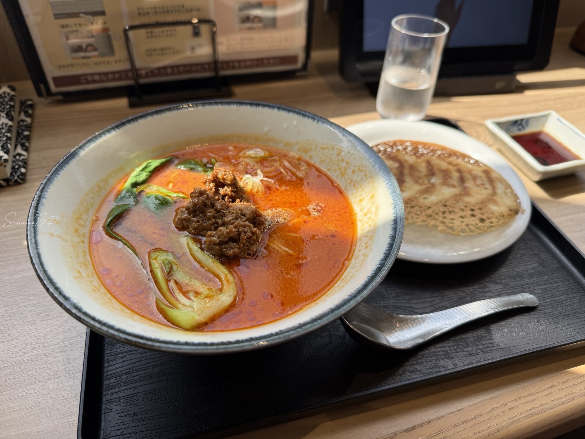 花景の湯の食事処「美食ノ極」で注文した担々麺と餃子のセット