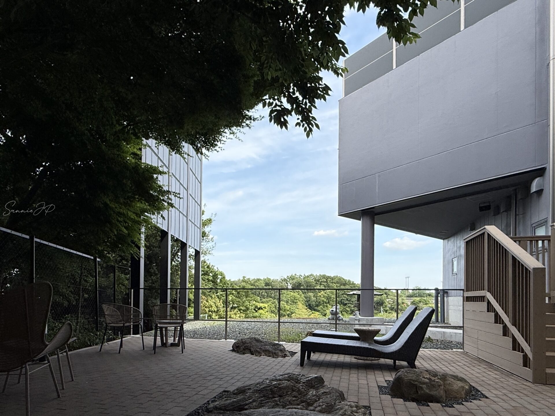 花景の湯の屋外休憩スペース、木々に囲まれて静かにくつろげる空間