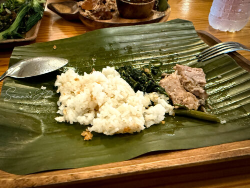 House of Lechon Acacia Street店の料理を取り分けた様子