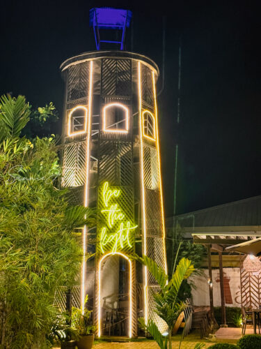Parola Seaview Restaurantの庭にある灯台