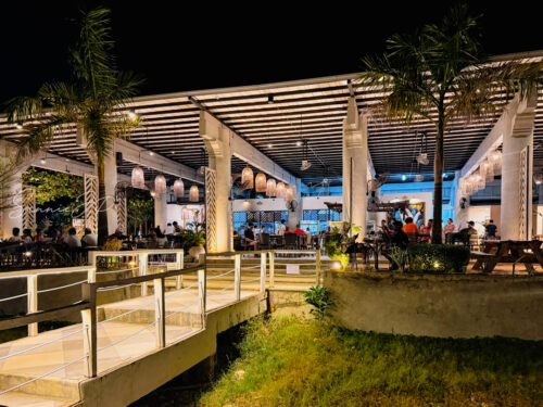 Parola Seaview Restaurantの夜の雰囲気