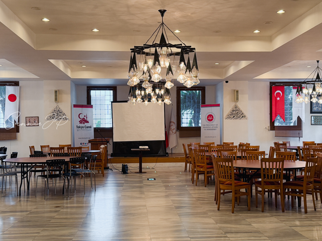 東京ジャーミイのオープンモスクデー会場となるイベントホール。広々とした空間に、静かな期待感が満ちている。