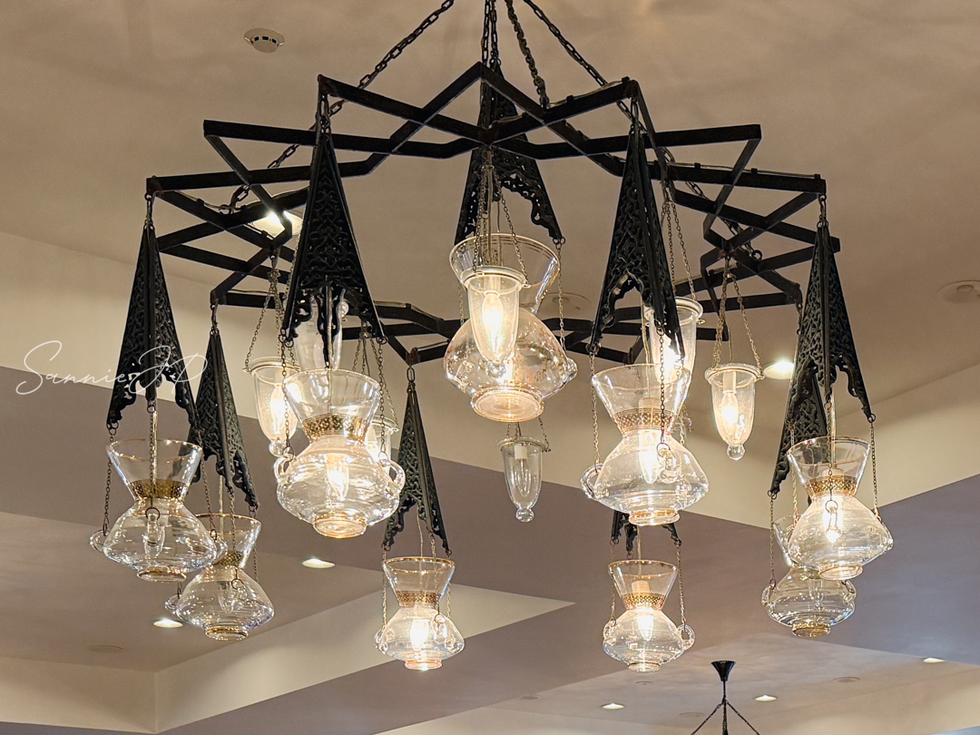 東京ジャーミイのイベントホールに吊るされた美しいシャンデリア。オープンモスクデーの厳かな雰囲気を引き立てる。