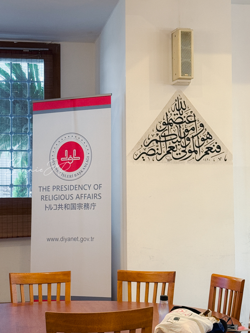 東京ジャーミイのイベントホールに設置されたスピーカー。アザーンが響き、オープンモスクデーの雰囲気をより深く感じられる。