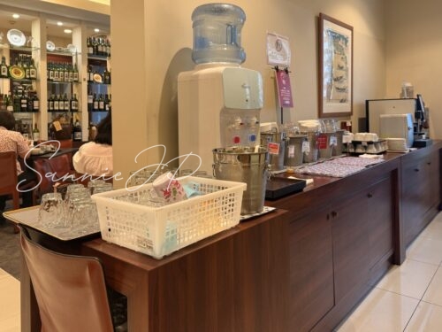 ホテルユクエスタ旭橋の朝食会場のフリードリンク
