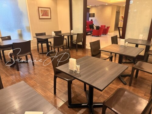 ホテルユクエスタ旭橋の朝食会場のテーブル