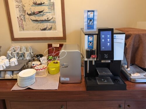 ホテルユクエスタ旭橋の朝食会場のコーヒーマシーン