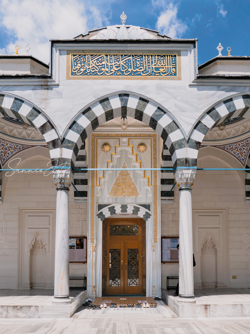 東京ジャーミイのモスク入口。オープンモスクデーで訪れる人を静かに迎える荘厳な門構えが印象的。