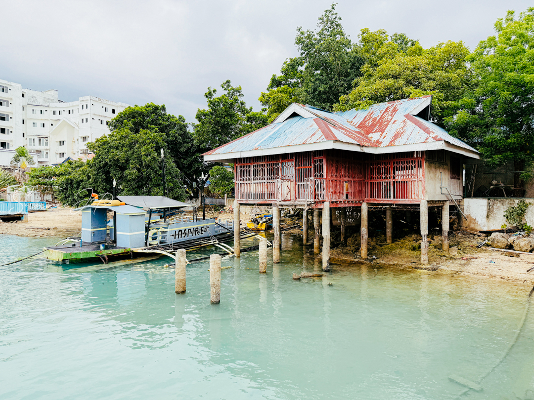 フィリピン・セブ島マクタン島にあるBluewater Maribagoのビーチの柵の向こう側