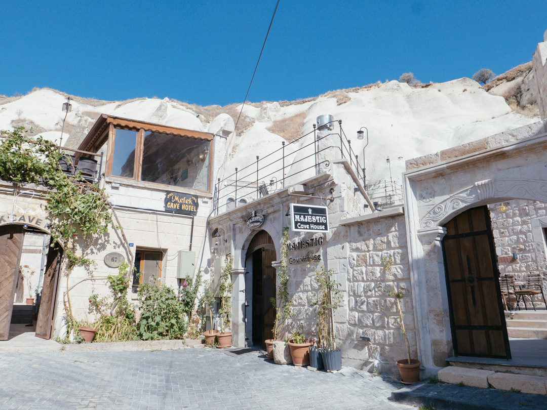 トルコ・カッパドキアのギョレメにあるMajestic Cave Houseの入口。背後には展望台があり、奇岩に同化したような一体感を感じる。