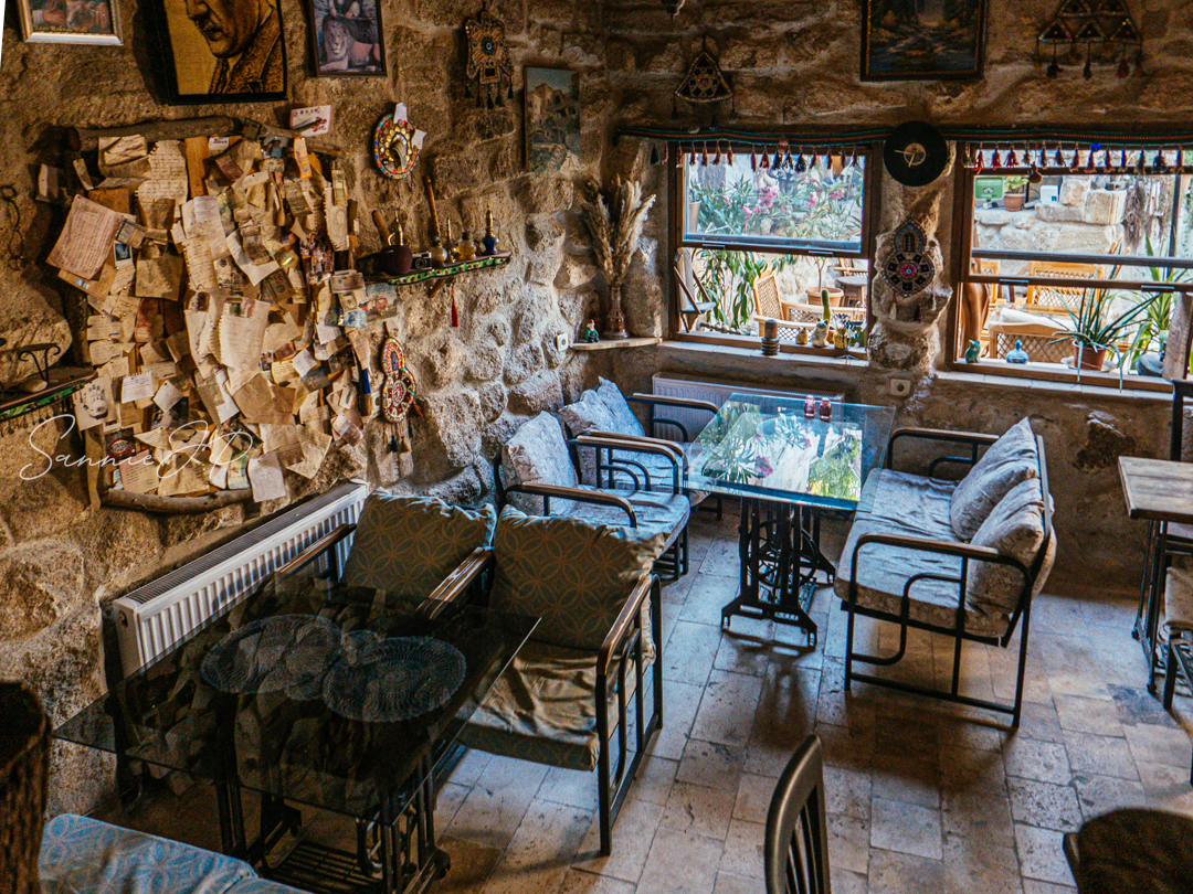 トルコ・カッパドキアのギョレメにあるOmurca Art Cave Cafe｜居心地の良いソファ席が並ぶ落ち着いた室内席