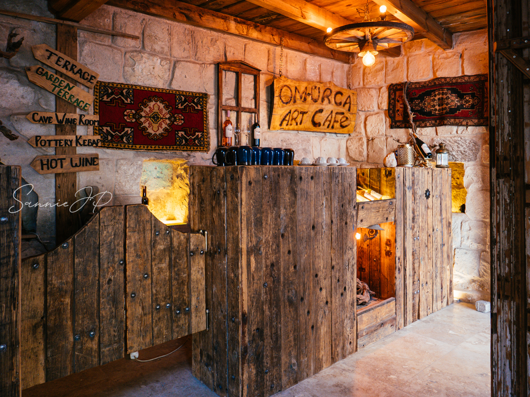 トルコ・カッパドキア・ギョレメのOmurca Art Cave Cafe１階エントランス｜洞窟カフェ風の入口と個性的な雰囲気