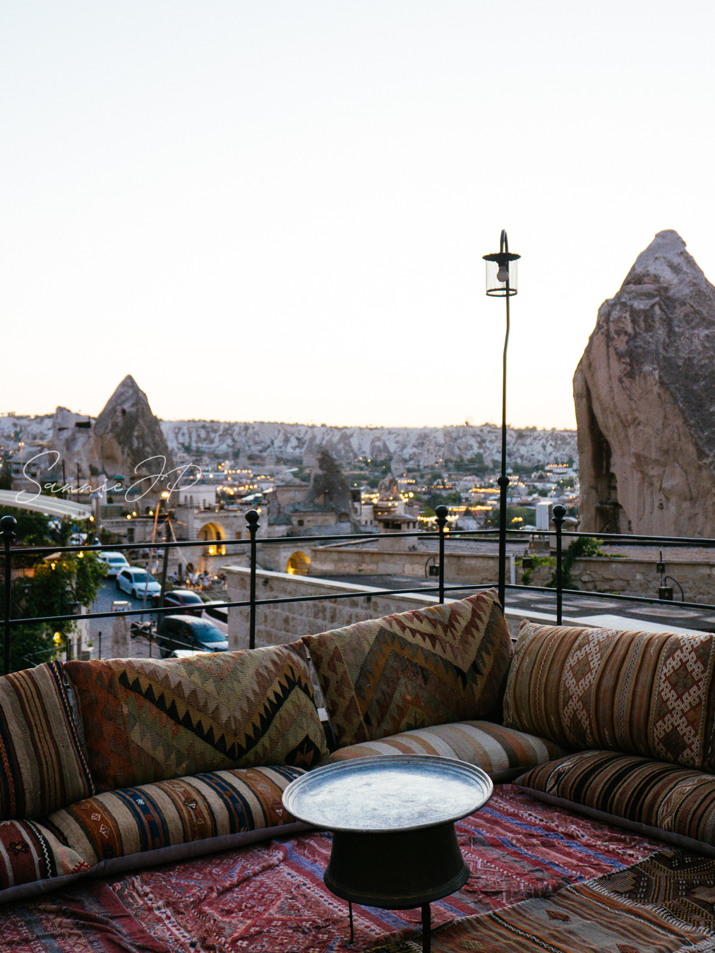 トルコ ギョレメ カッパドキア Majestic Cave Houseのテラスから奇岩を眺める
