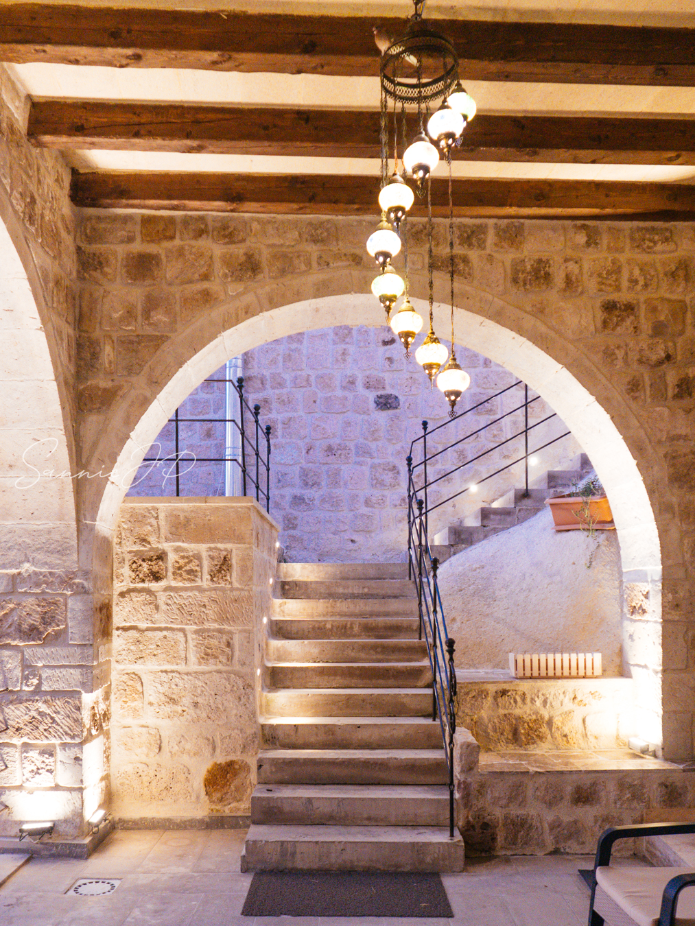トルコ・カッパドキアのギョレメにあるMajestic Cave Houseの階段。落ち着いた色味のトルコランプが美しく、右手が最上階、左手がテラスへ続く。