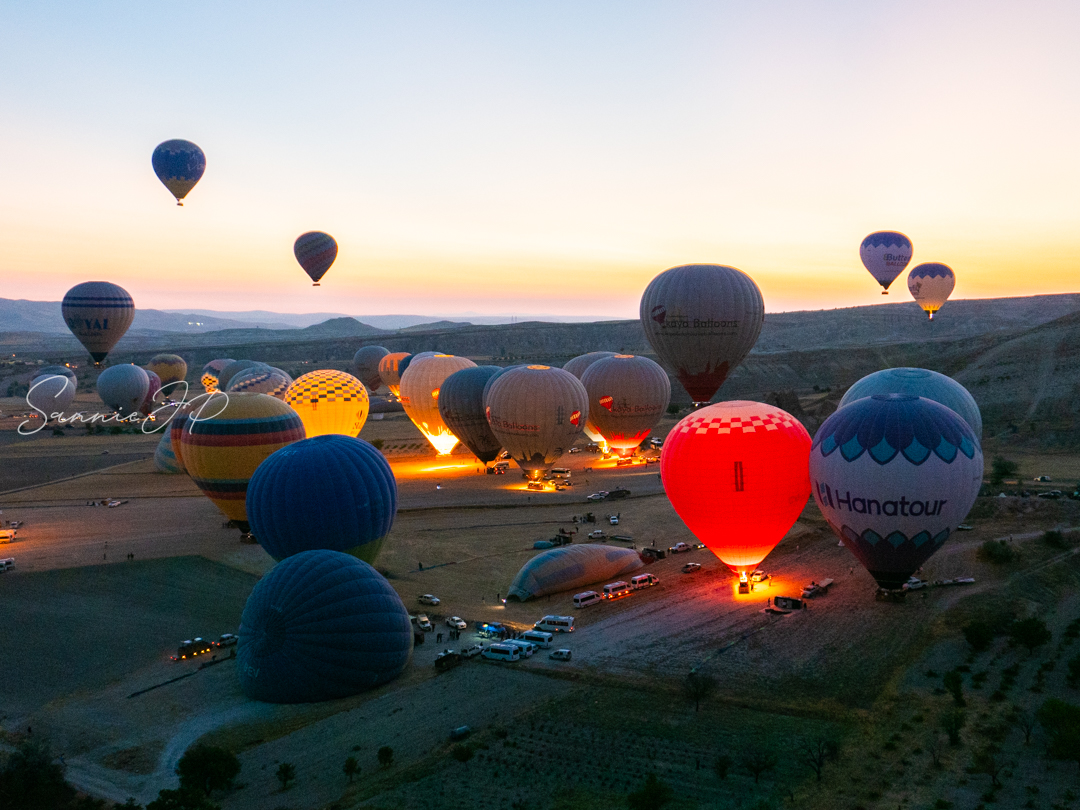 カッパドキア・ギョレメのDiscovery Balloonsで気球が上昇する瞬間