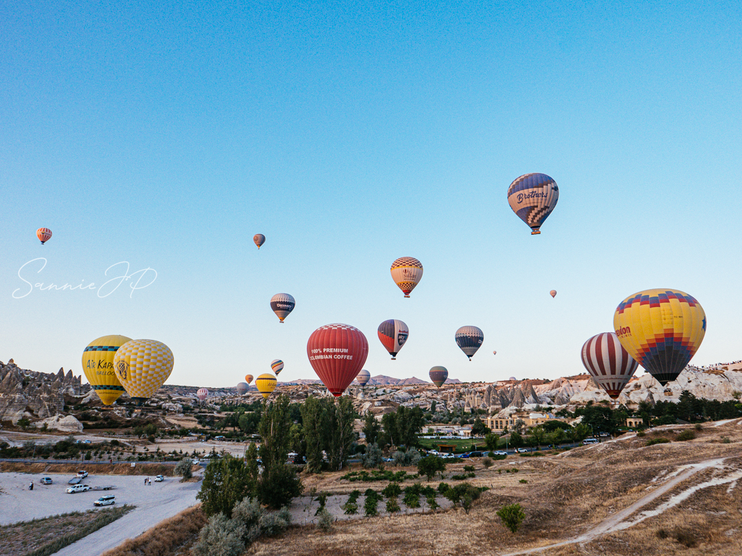 カッパドキア・ギョレメで着陸直前のDiscovery Balloons気球ツアー。奇岩群の上をゆっくり下降する様子