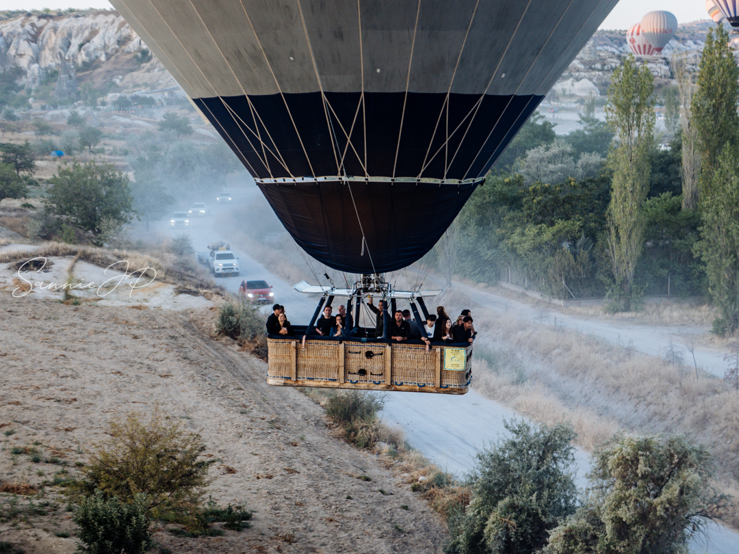カッパドキア・ギョレメのDiscovery Balloons気球ツアー。着陸地点へ向かう気球のカゴと、それを追いかけるサポート車両の様子