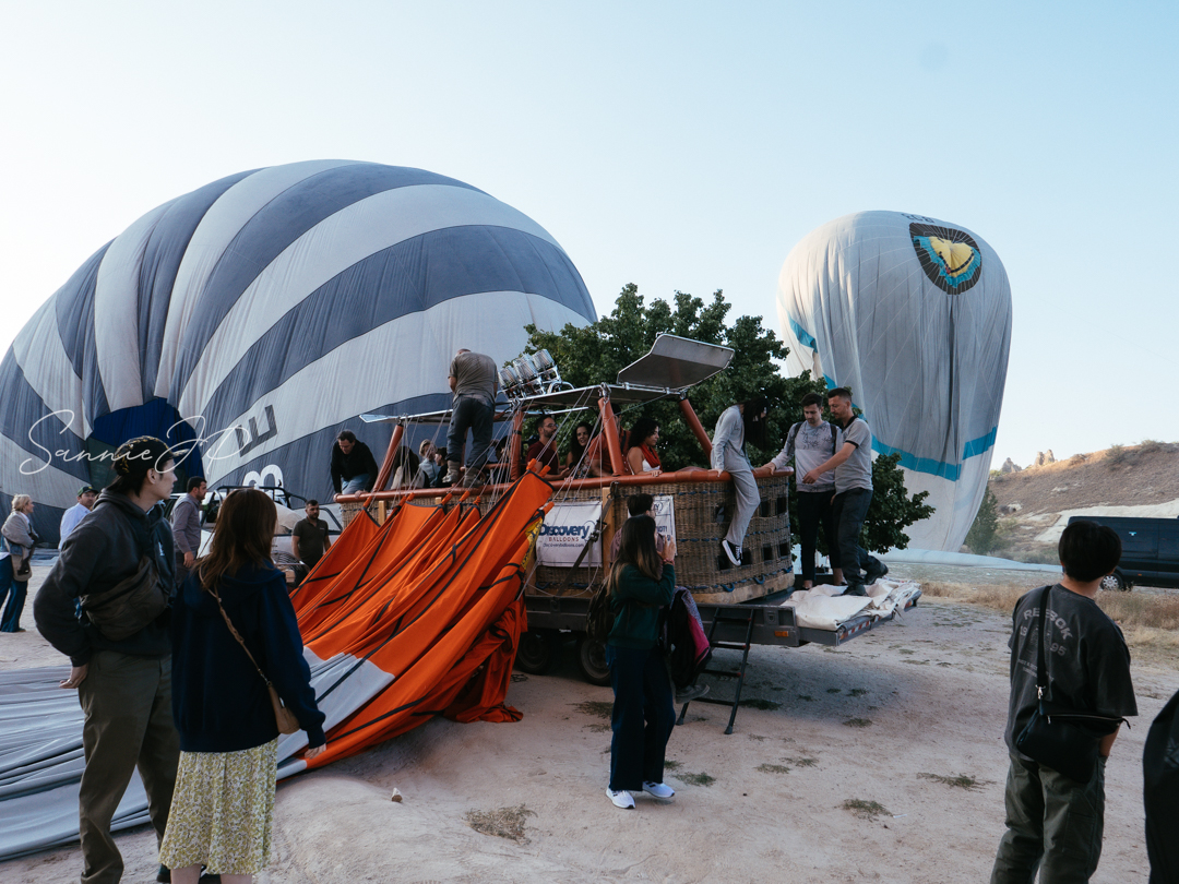カッパドキア・ギョレメのDiscovery Balloons気球ツアー。着陸直後、気球のカゴから降りる参加者たちの様子
