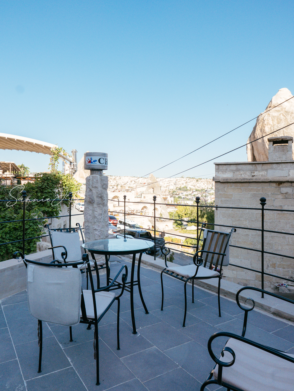 トルコ カッパドキア ギョレメの洞窟ホテルMajestic Cave Houseのテラス席から見る奇岩と街並み。建物の合間から広がる絶景と快晴の空が印象的