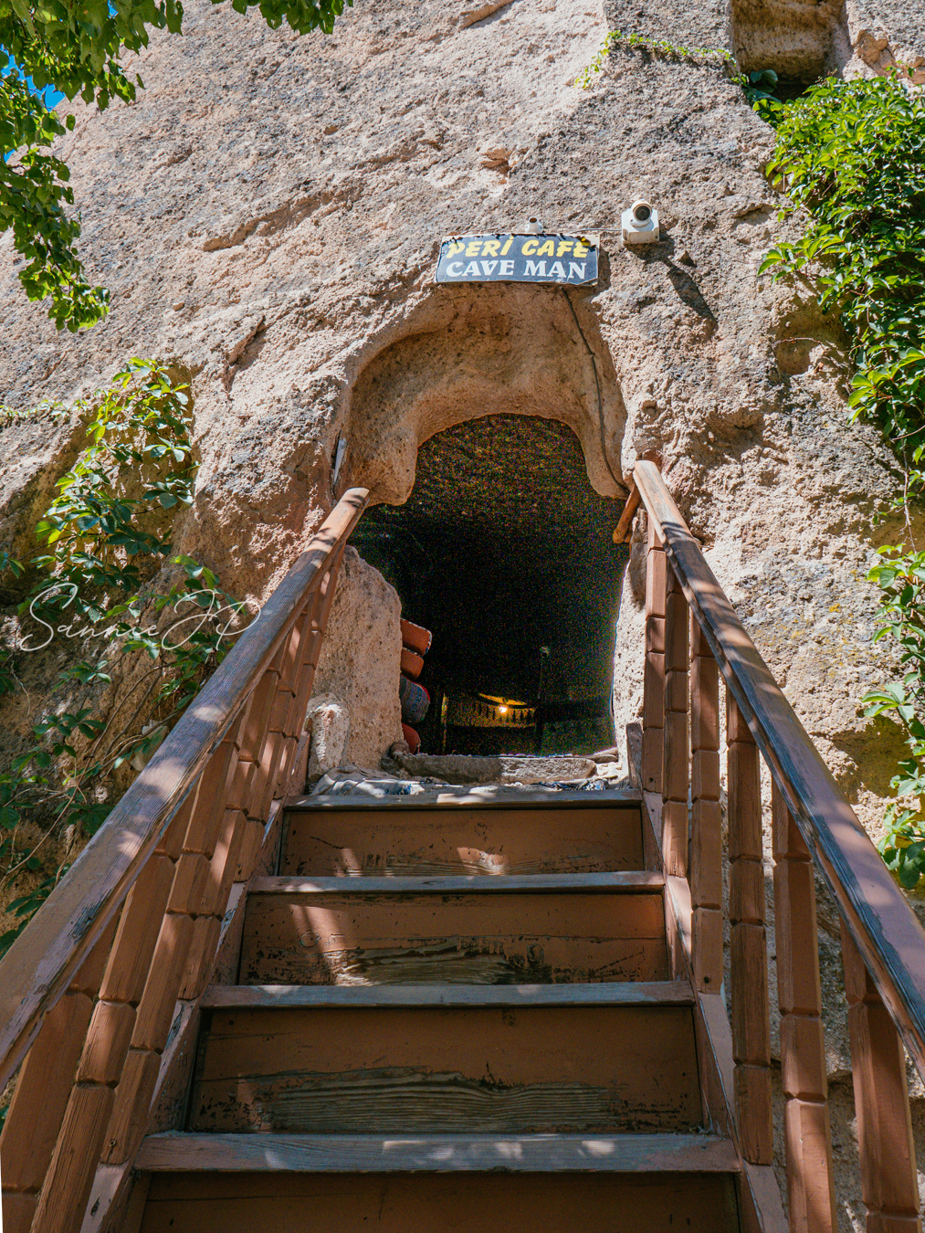 Peri Cafe Cave Manの洞窟風の内部へ入る階段と見学入口