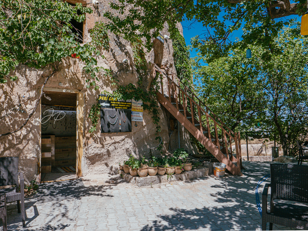 Peri Cafe Cave Manの入口階段とシルバーアクセサリー店の入口