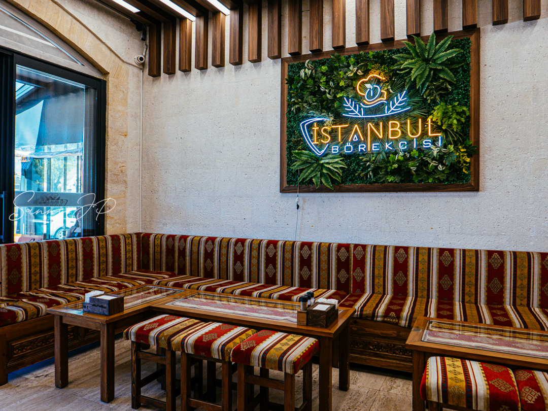 ギョレメのカフェ『İstanbul Börekçisi Göreme』の店内、トルコらしいカラーリングのソファ席