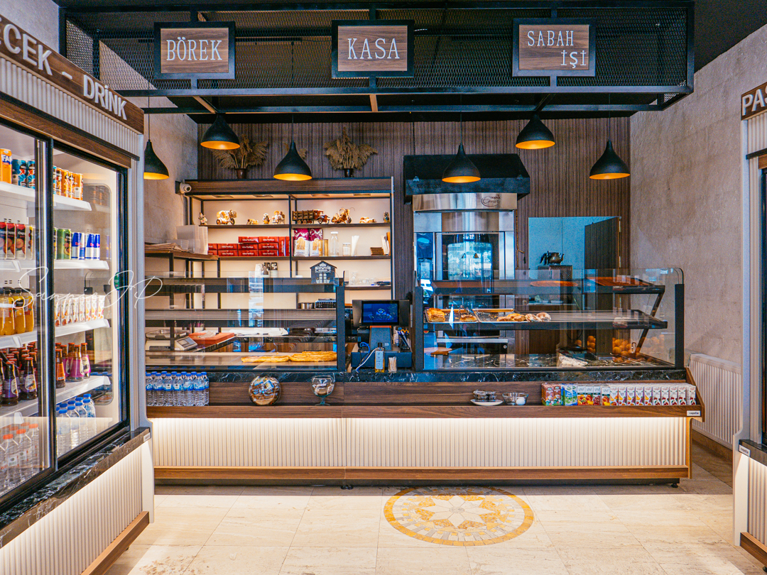 カッパドキア・ギョレメのカフェ『İstanbul Börekçisi Göreme』店内のレジカウンターと明るい内装