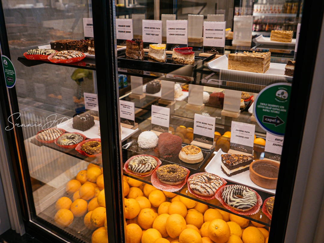 カッパドキア・ギョレメのカフェ『İstanbul Börekçisi Göreme』のショーケースに並ぶ美味しそうなスイーツ