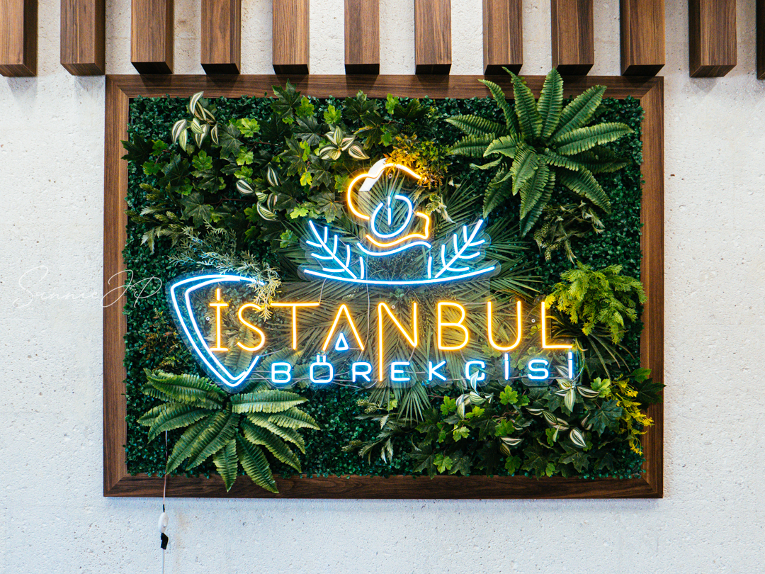 ギョレメのカフェ『İstanbul Börekçisi Göreme』店内にあるボタニカルな雰囲気の看板
