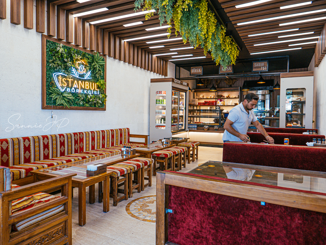 カッパドキア・ギョレメのカフェ『İstanbul Börekçisi Göreme』の店内全体と客席の様子