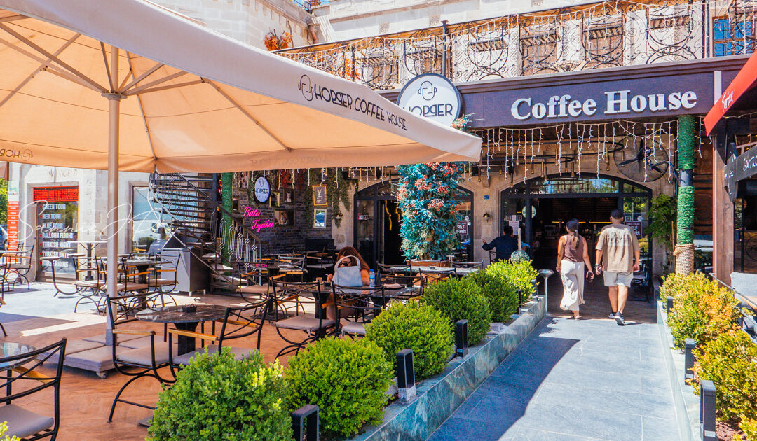 ギョレメ中心部にあるHopper Coffee Houseの外観とテラス席