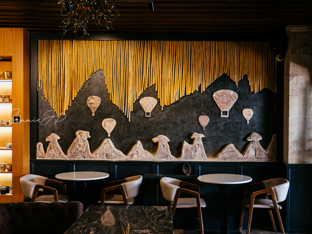 トルコ カッパドキア ギョレメ Hopper Coffee House  壁面アートはカッパドキアの奇岩と気球