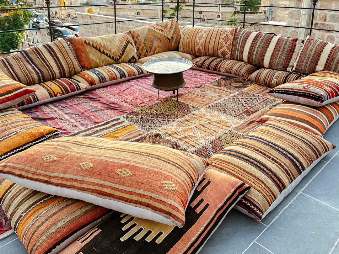 トルコ カッパドキア ギョレメのMajestic Cave Houseにあるカッパドキアらしいクッションスペース。写真映えする人気スポット