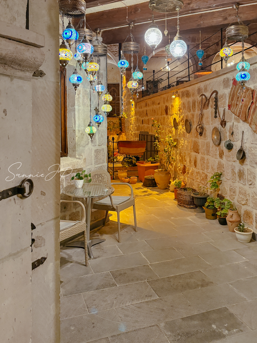 トルコ・カッパドキアのギョレメにあるMajestic Cave Houseのエントランス。カラフルなトルコランプが並び、訪れる人の心をワクワクさせる空間。