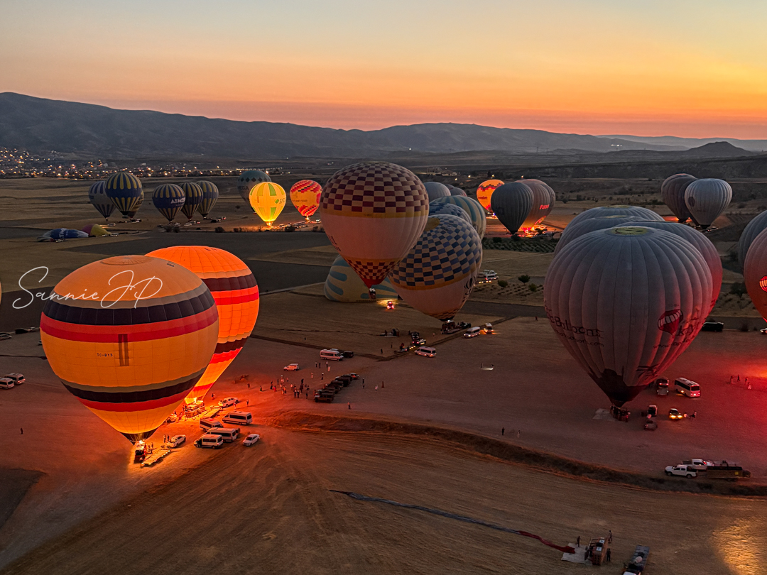 カッパドキア・ギョレメのDiscovery Balloonsが朝焼けの中で気球を出発させる様子