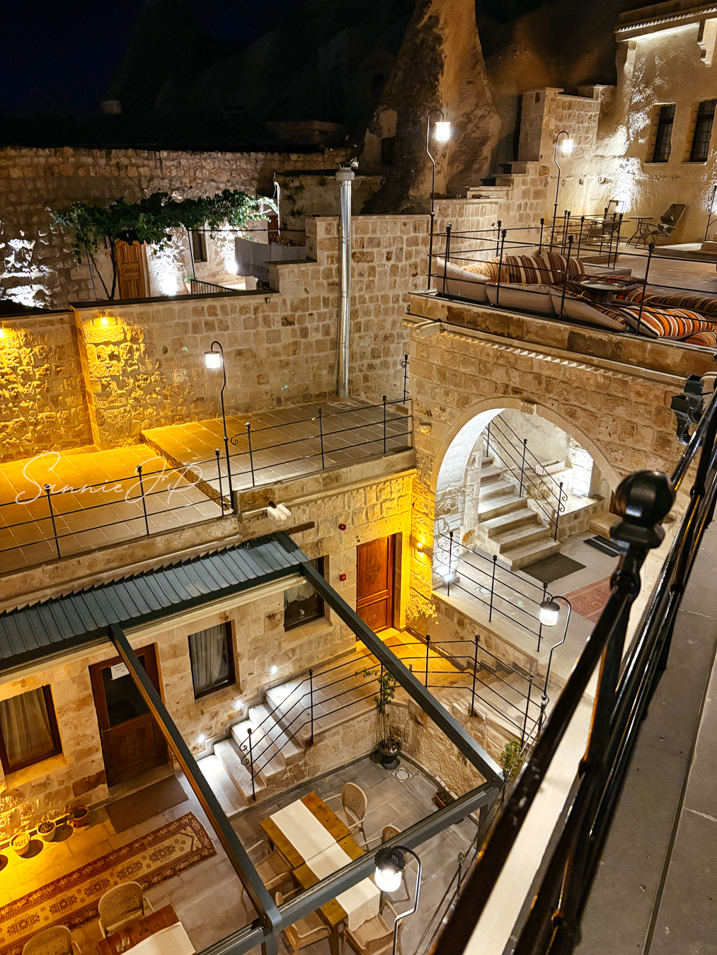 トルコ ギョレメ カッパドキア Majestic Cave Houseの敷地を上から眺める