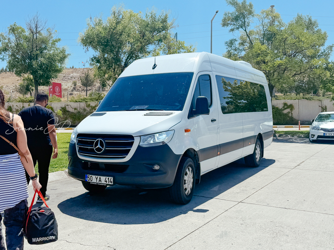 トルコ・カッパドキアのギョレメにある洞窟ホテル「Majestic Cave House」への送迎車。宿泊客をホテルまで安全に送り届けるシャトルサービスの様子。