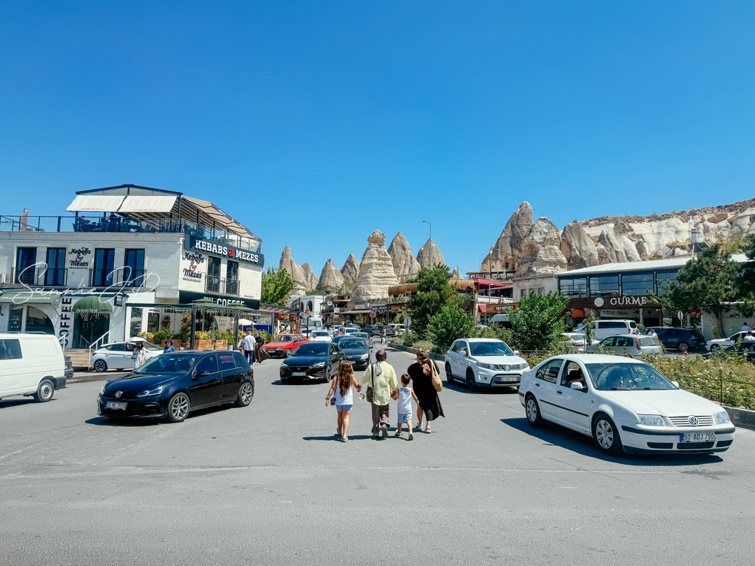 トルコ・カッパドキアのギョレメにある洞窟ホテル「Majestic Cave House」近くの街並み。奥にはカッパドキア特有の奇岩がそびえ、街の雰囲気を感じられる風景。