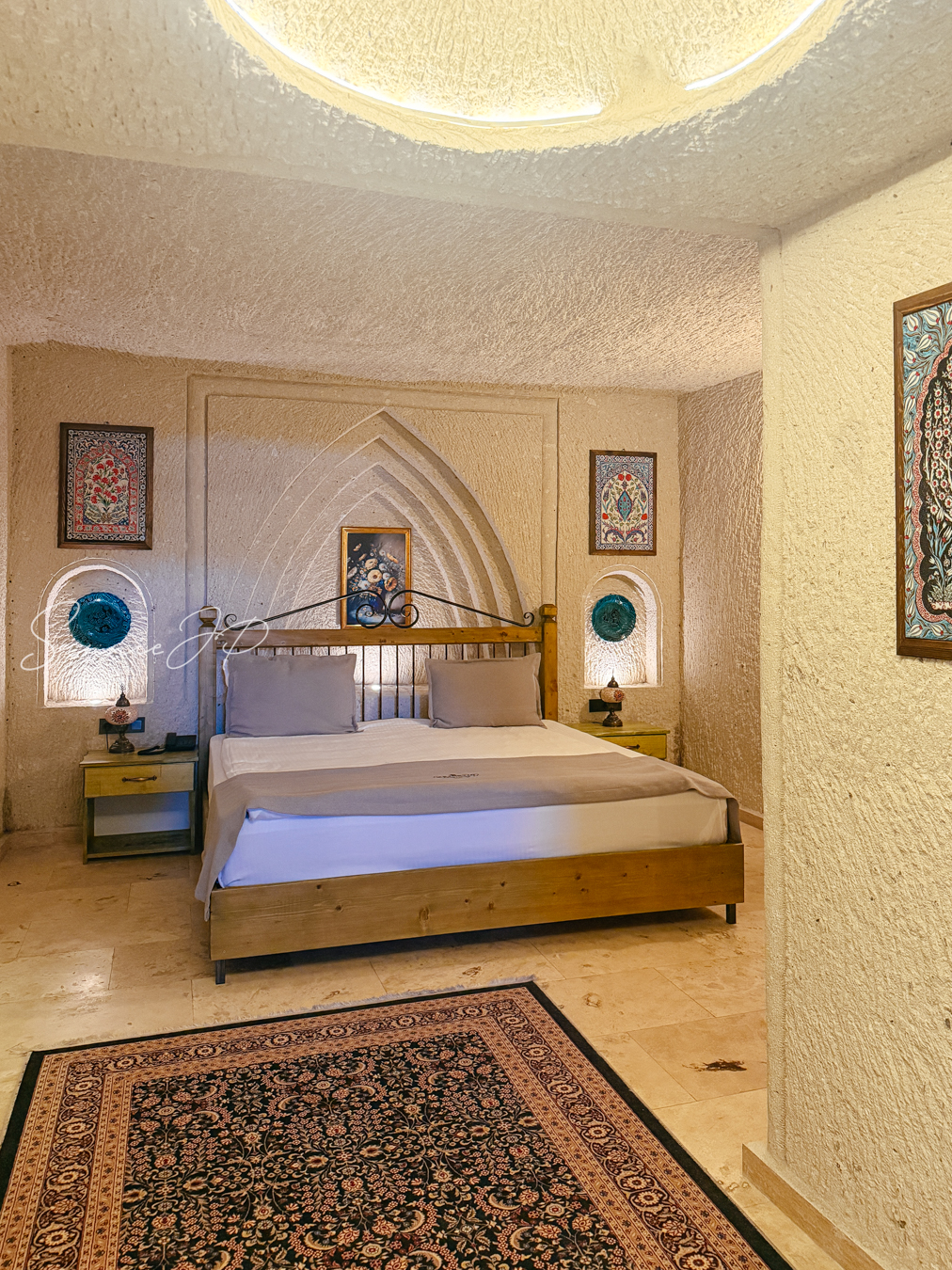 トルコ・カッパドキアのギョレメにある洞窟ホテル「Majestic Cave House」103号室の寝室。石造りの壁が美しく、温かみのある落ち着いた雰囲気が魅力。