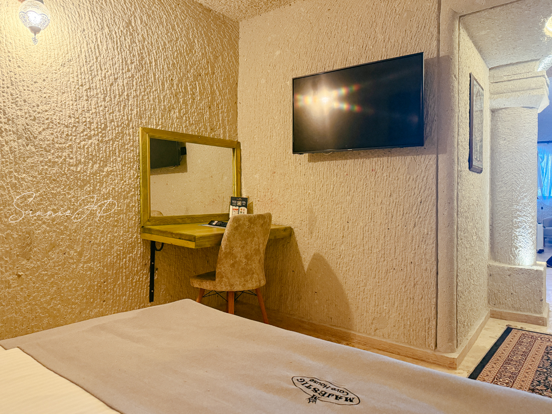 トルコ ギョレメ カッパドキア Majestic Cave Houseのドレッサーとテレビ