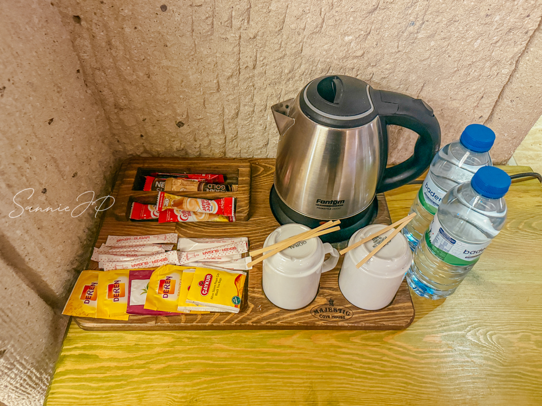 トルコ ギョレメ カッパドキア Majestic Cave Houseのティーセットとミネラルウォーター