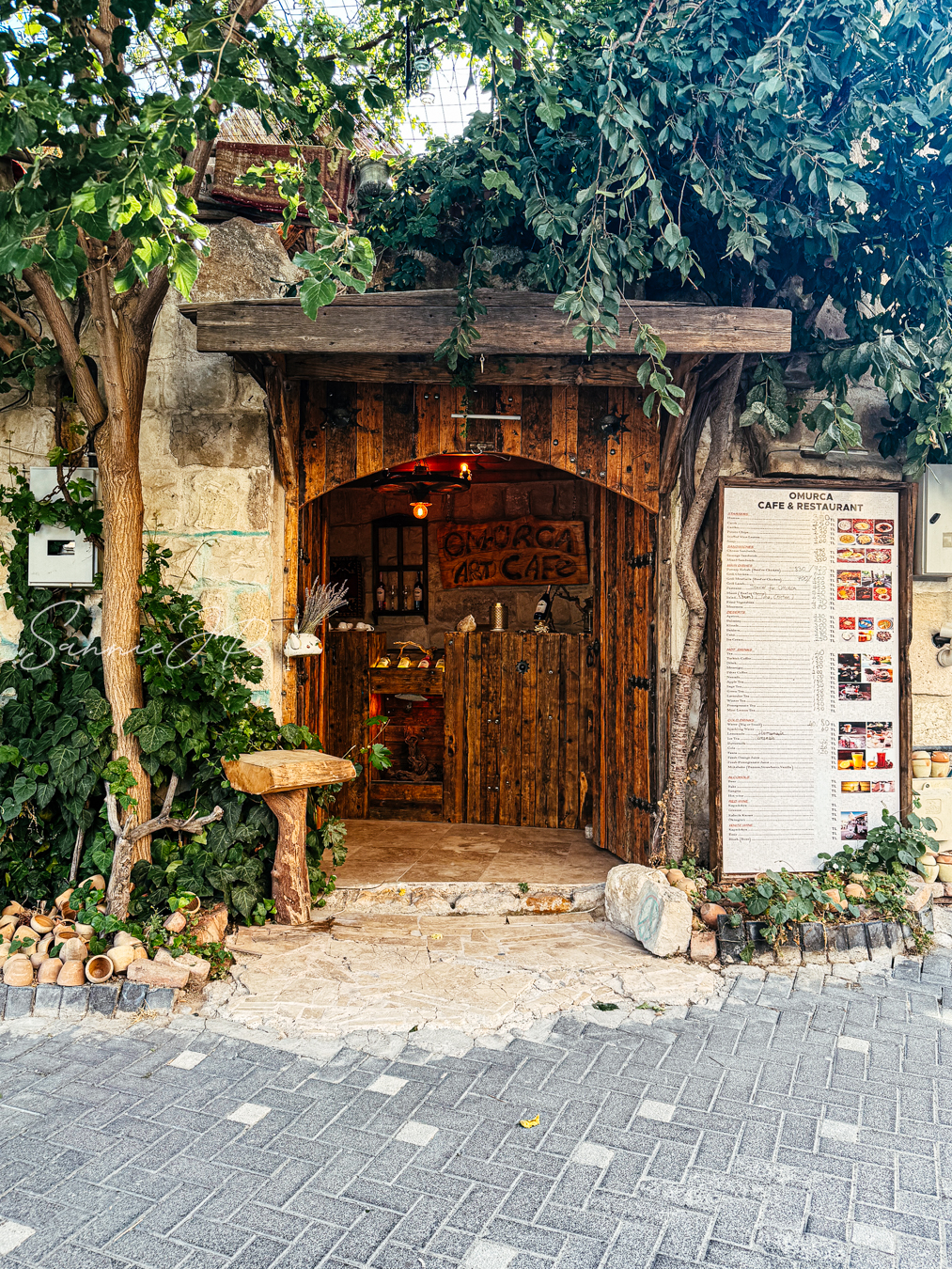 トルコ・カッパドキア・ギョレメのOmurca Art Cave Cafe入口｜ジブリの世界観とローカルの温かみを感じる雰囲気