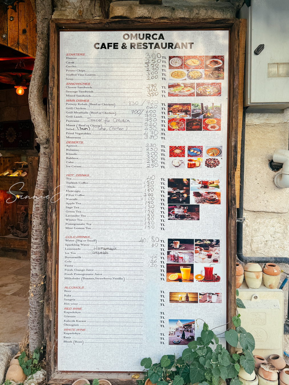トルコ・カッパドキア・ギョレメのOmurca Art Cave Cafe店頭メニュー表と看板