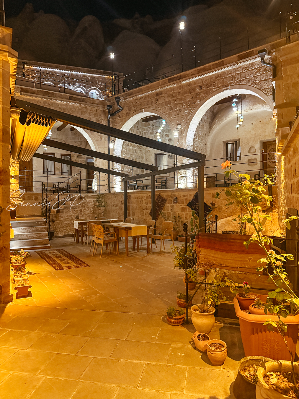 トルコ・カッパドキアのギョレメにあるMajestic Cave Houseのエントランスフロア。夜の雰囲気が美しく、朝食もここで楽しめる開放的な空間。