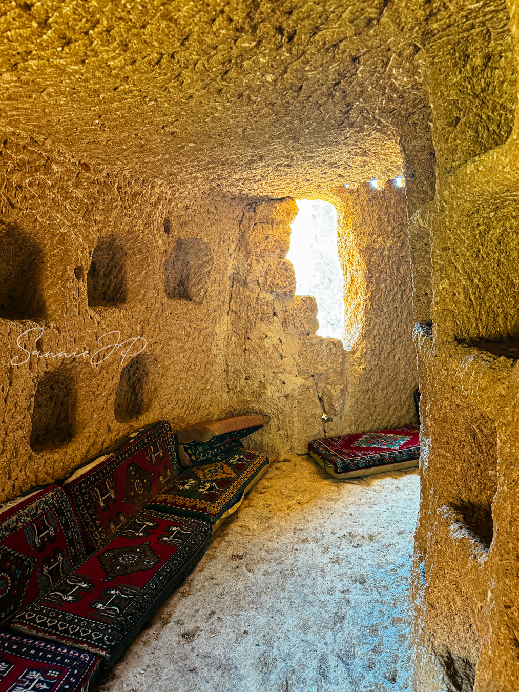 砂岩をくり抜いたPeri Cafe Cave Man内部に残る鳩小屋にも使っていた空間