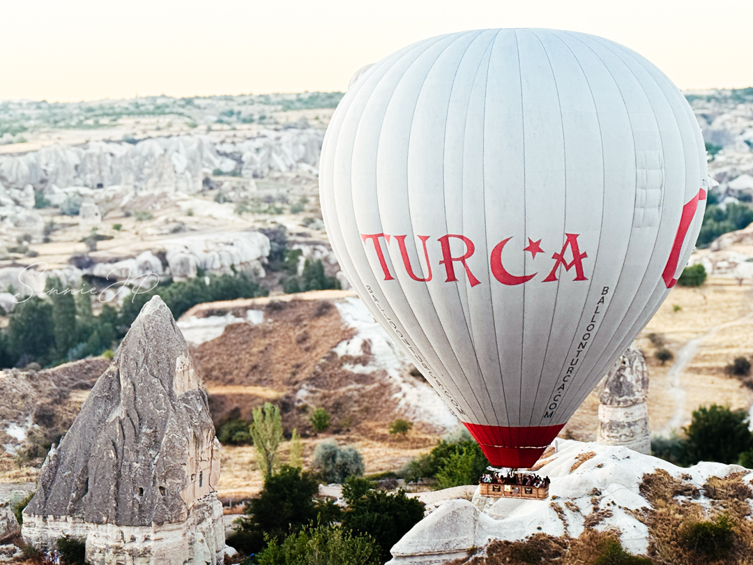 トルコ・カッパドキアのギョレメ高台展望台から眺める気球（バルーン）の絶景